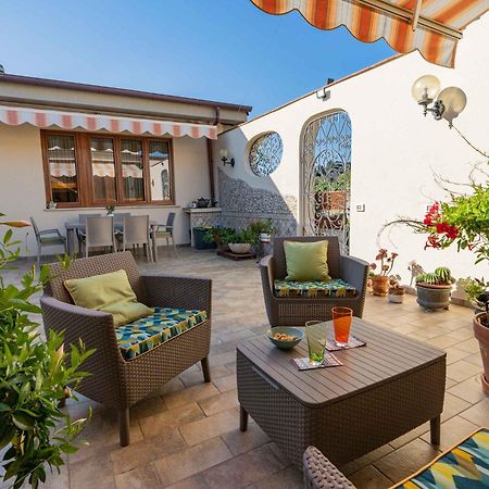 Sunny Courtyard Piombino Exterior foto
