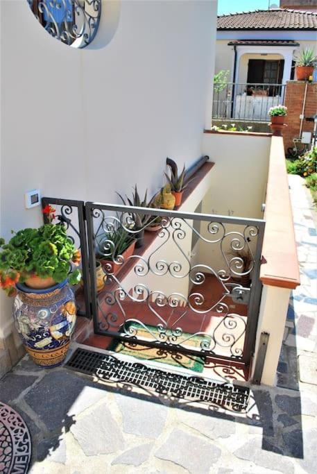 Sunny Courtyard Piombino Exterior foto