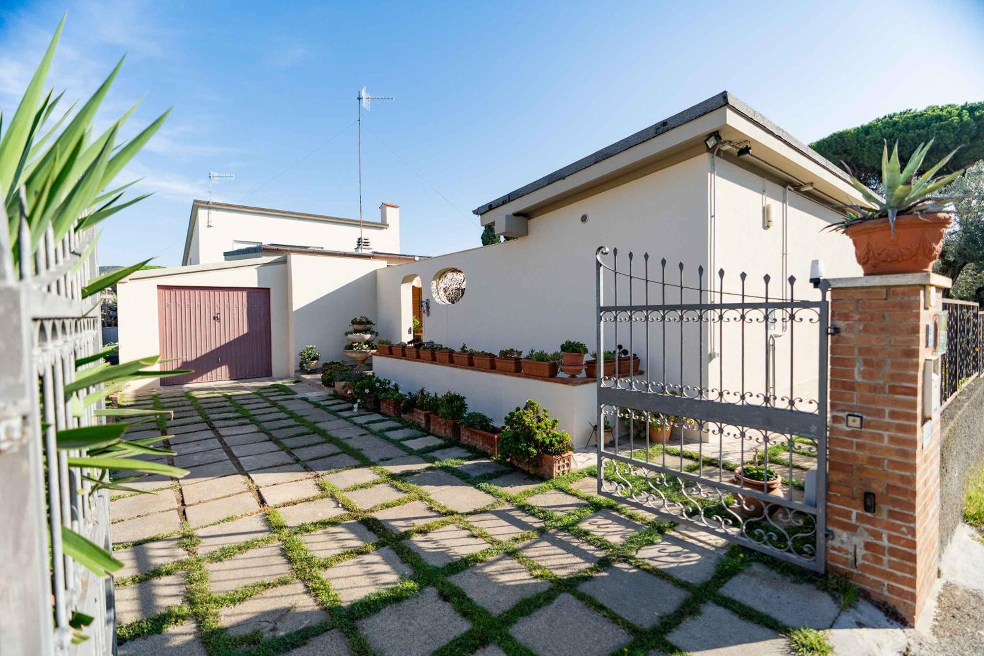 Sunny Courtyard Piombino Exterior foto